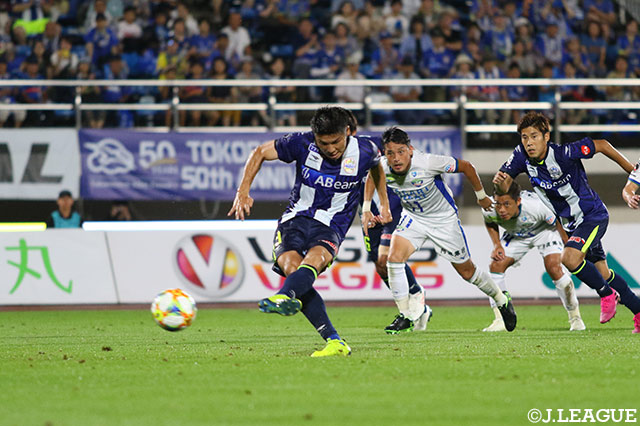 大槻 周平がPKを冷静に決めて、ホームの山形が逆転に成功する【明治安田Ｊ２ 第24節 山形vs徳島】