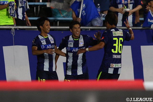 後半38分、山形デビューを果たしたばかりの髙木 彰人（真ん中）がゴールネットを揺らし、3-1とリードを広げる【明治安田Ｊ２ 第24節 山形vs徳島】