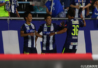 後半38分、山形デビューを果たしたばかりの髙木 彰人（真ん中）がゴールネットを揺らし、3-1とリードを広げる【明治安田Ｊ２ 第24節 山形vs徳島】