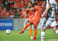 こぼれたボールを大前 元紀(大宮)が思い切り蹴り込んで、ホームチームがスコアを動かす!【明治安田J2 第24節 大宮vs山口】