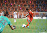 前半44分、フランシスがPKを決めてホームの新潟がリードを2点に広げる！【明治安田Ｊ２ 第24節 新潟vs琉球】