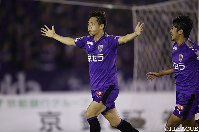 後半20分のPKは、GKとの駆け引きを制した庄司 悦大（京都）がゴール左へ叩き込み、勝ち越しゴールを獲得！【明治安田Ｊ２ 第24節 京都vs岐阜】