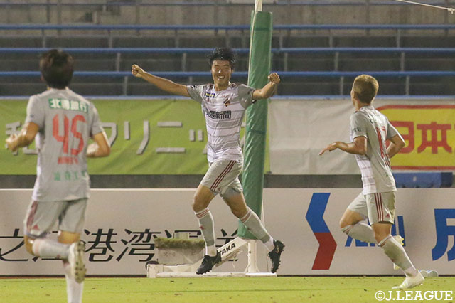 相手DFのミスを見逃さなかった垣田 裕暉（金沢）がボールをかっさらい、落ち着いてゴールへ流し込んで先制に成功【明治安田Ｊ２ 第24節 愛媛vs金沢】