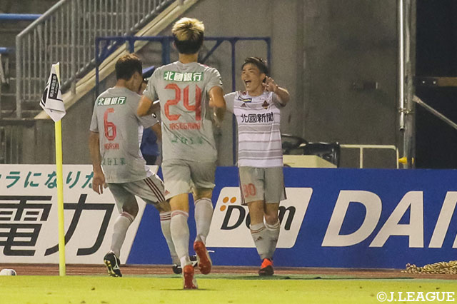 後半27分に金沢がPKを獲得！山根 永遠（#30）の蹴ったシュートはいったんGKにはじかれたものの、こぼれ球を自ら押し込んでリードを2点に広げる【明治安田Ｊ２ 第24節 愛媛vs金沢】