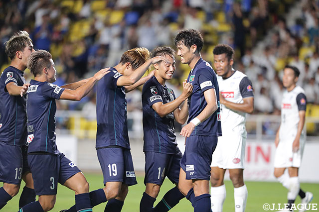 先制点を奪ったヤン ドンヒョン（福岡）の元にチームメイトが集まり祝福する【明治安田Ｊ２ 第24節 福岡vs水戸】