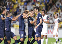 先制点を奪ったヤン ドンヒョン（福岡）の元にチームメイトが集まり祝福する【明治安田Ｊ２ 第24節 福岡vs水戸】