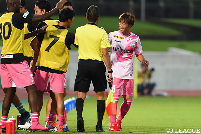 左からのクロスを吉岡 雅和（#16）が頭で流し込み、長崎が先制！【明治安田Ｊ２ 第24節 鹿児島vs長崎】