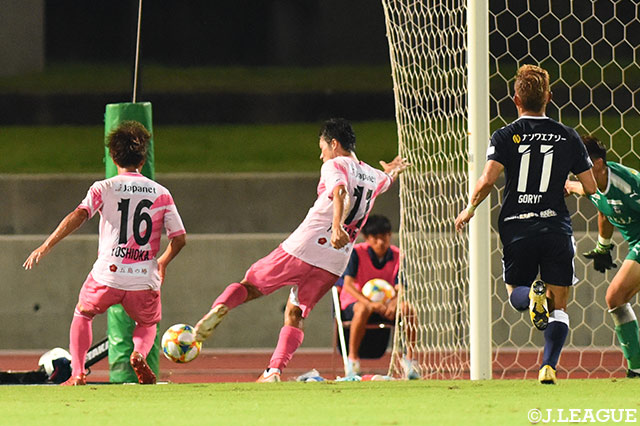 こぼれ球に反応した玉田 圭司（長崎/#11）がダイレクトで左足でシュートを放つと、ボールはGKの股の間を抜けてゴールネットを揺らす！【明治安田Ｊ２ 第24節 鹿児島vs長崎】