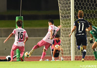 こぼれ球に反応した玉田 圭司(長崎/#11)がダイレクトで左足でシュートを放つと、ボールはGKの股の間を抜けてゴールネットを揺らす!【明治安田J2 第24節 鹿児島vs長崎】