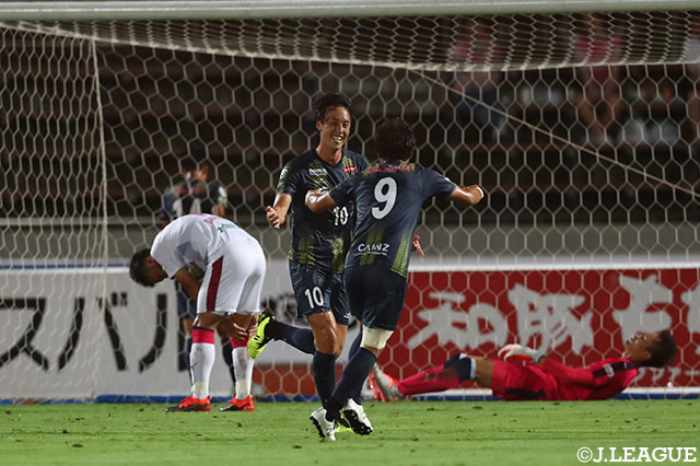 前半43分、青木 翔大（#10）のこの日2点目となるゴールが決まり、群馬が4-0と大量リード【明治安田Ｊ３ 第18節 群馬vsC大23】