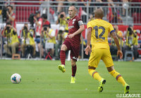 ボールを供給するアンドレス イニエスタ（神戸）。古巣を相手にチャンスを演出し、流石の存在感を発揮【楽天カップ 神戸vsFCバルセロナ】