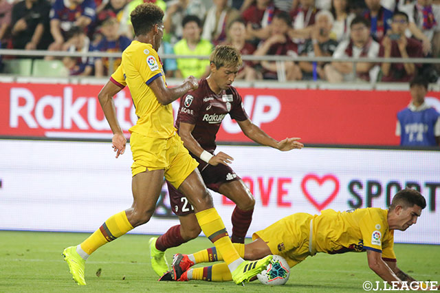 田中 順也（神戸）が強引に突破を計るもバルセロナの守備陣に阻まれる【楽天カップ 神戸vsFCバルセロナ】