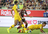 田中 順也（神戸）が強引に突破を計るもバルセロナの守備陣に阻まれる【楽天カップ 神戸vsFCバルセロナ】