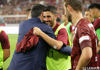 バルセロナのバルトメウ会長と笑顔で抱擁するダビド ビジャ（神戸）【楽天カップ 神戸vsFCバルセロナ】