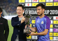 試合はマンチェスター・シティが3-1で勝利。キャプテンを務めたダビド シルバが優勝カップを受け取った【EUROJAPAN CUP 2019 横浜FMvsマンチェスター・シティFC】