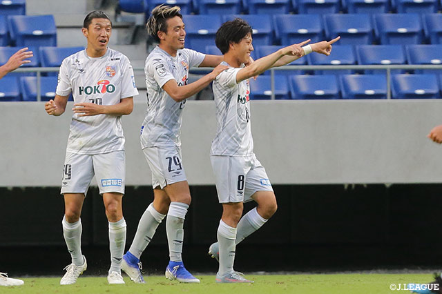 見事なパスワークで中央を崩すと最後は堂安 憂が冷静に沈め、長野がリードを2点に広げる【明治安田Ｊ３ 第18節 G大23vs長野】