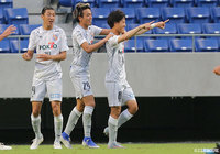 見事なパスワークで中央を崩すと最後は堂安 憂が冷静に沈め、長野がリードを2点に広げる【明治安田Ｊ３ 第18節 G大23vs長野】