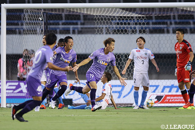 前半4分、佐々木 翔（#19）の今季初ゴールで、ホームの広島が幸先よく先制に成功する【明治安田Ｊ１ 第16節 広島vs川崎Ｆ】