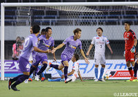 前半4分、佐々木 翔（#19）の今季初ゴールで、ホームの広島が幸先よく先制に成功する【明治安田Ｊ１ 第16節 広島vs川崎Ｆ】