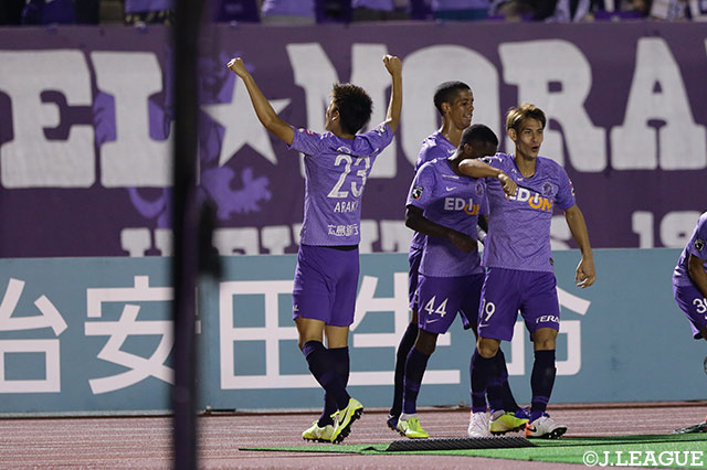 後半7分のFKから最後は荒木 隼人（#23）が頭でねじ込んで広島が3点目を手にする【明治安田Ｊ１ 第16節 広島vs川崎Ｆ】