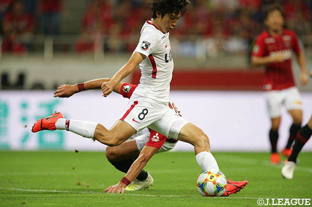 土居 聖真（鹿島）がドリブル突破からシュートを放つも枠をとらえることはできない【明治安田Ｊ１ 第16節 浦和vs鹿島】