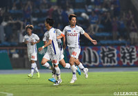 後半AT、左サイドからのクロスを山本 英臣（甲府）が頭で合わせて土壇場で試合は振り出しに【明治安田Ｊ２ 第25節 水戸vs甲府】