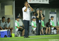 タッチライン際で選手に指示を出す永井 秀樹監督(東京V)【明治安田J2 第25節 栃木vs東京V】