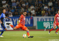 前半39分、レオナルドが右足のシュートを沈めて、新潟が先手を奪う！【明治安田Ｊ２ 第25節 町田vs新潟】