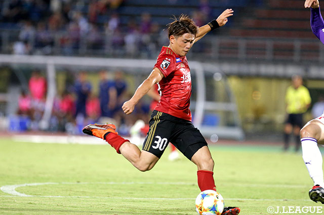 シュートを放つ山根 永遠（金沢）。後半には2試合連続となる先制ゴールをマーク【明治安田Ｊ２ 第25節 金沢vs京都】