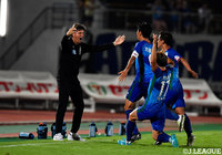 前半AT、岩尾 憲（徳島）が逆転ゴールを奪い、リカルド ロドリゲス監督の元へ駆け寄る！【明治安田Ｊ２ 第25節 徳島vs鹿児島】