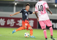 後半27分、下川 陽太(愛媛)がPA手前の中央から右足を振り抜き、この日自身2点目となるゴールを獲得!【明治安田J2 第25節 長崎vs愛媛】