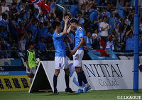 イバ（横浜FC/右）がハットトリックの活躍！チームの6連勝に大きく貢献！【明治安田Ｊ２ 第25節 横浜FCvs山口】
