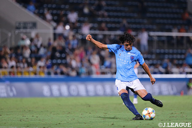 磐田から加入した中村 俊輔は後半15分に投入され、横浜FCデビューを果たした【明治安田Ｊ２ 第25節 横浜FCvs山口】