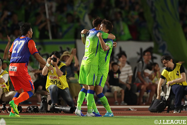 杉岡が左サイドからGKとディフェンスラインの間に速いクロスを入れると山﨑 凌吾が滑り込みながら左足で合わせ、湘南が先制点を奪う【明治安田Ｊ１ 第21節 湘南vs鹿島】