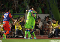 杉岡が左サイドからGKとディフェンスラインの間に速いクロスを入れると山﨑 凌吾が滑り込みながら左足で合わせ、湘南が先制点を奪う【明治安田Ｊ１ 第21節 湘南vs鹿島】