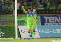 杉岡のシュートは鹿島DFに防がれるも、こぼれ球を野田 隆之介が押し込み湘南が立て続けにゴールを奪う【明治安田J1 第21節 湘南vs鹿島】