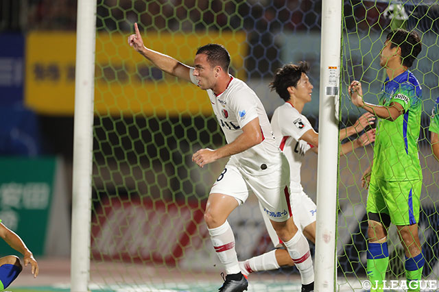 土居が飛び出してきたGKの前で先に触りゴール前に浮かせると、セルジーニョが押し込み鹿島が1点を返す【明治安田Ｊ１ 第21節 湘南vs鹿島】