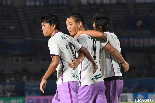 藤枝がCKを得ると、大迫のクロスに秋本 倫孝（#6）が打点の高いヘディングシュートで合わせ後半開始早々に先制点をゲット【明治安田Ｊ３ 第19節 富山vs藤枝】