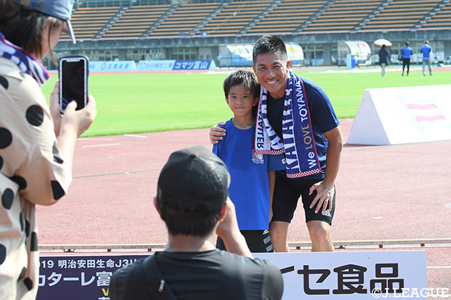 前園 真聖氏がちびっこサポと笑顔で記念撮影♪【明治安田Ｊ３ 第19節 富山vs藤枝】