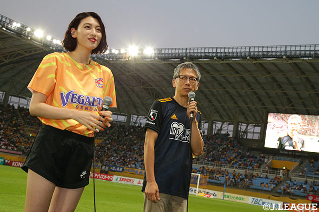 映画「ダンスウィズミー」矢口 史靖監督と主演の三吉 彩花さんがユアスタに登場！【明治安田Ｊ１ 第21節 仙台vs磐田】