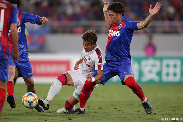 激しい競り合いをみせる森重 真人（FC東京）と柿谷 曜一朗（Ｃ大阪）【明治安田Ｊ１ 第21節 FC東京vsＣ大阪】