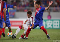 激しい競り合いをみせる森重 真人(FC東京)と柿谷 曜一朗(C大阪)【明治安田J1 第21節 FC東京vsC大阪】