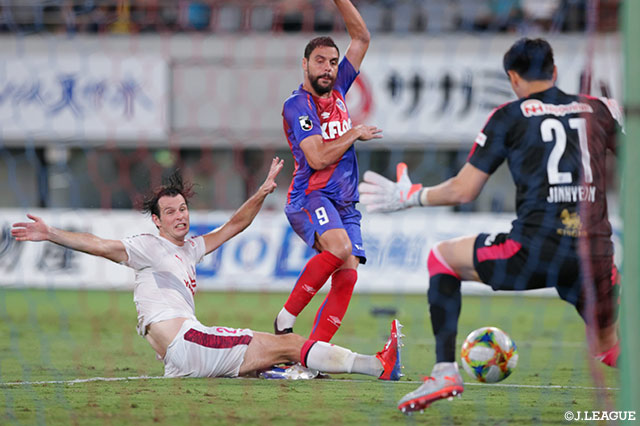 ジャエルから絶妙なタイミングでパスが送られると、これに反応したディエゴ オリヴェイが豪快に左足を振り抜き試合を決定づける3点目を奪う【明治安田Ｊ１ 第21節 FC東京vsＣ大阪】