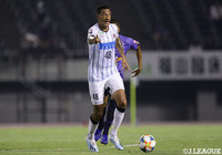 前節2ゴールのジェイはこの日も打点の高いヘディングでゴールを脅かすも得点は奪えず。75分に途中交代となった【明治安田J1 第21節 広島vs札幌】