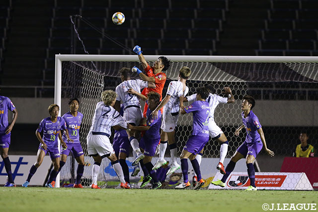 終盤、札幌が猛攻を仕掛けるもGKの大迫 敬介（広島）を中心に得点を許さない【明治安田Ｊ１ 第21節 広島vs札幌】