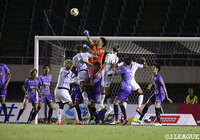 終盤、札幌が猛攻を仕掛けるもGKの大迫 敬介（広島）を中心に得点を許さない【明治安田Ｊ１ 第21節 広島vs札幌】