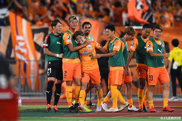 河井が自陣からダイレクトでスルーパスを送ると抜け出した西澤 健太が冷静に流し込み、清水が先制点をゲット【明治安田Ｊ１ 第21節 横浜FMvs清水】