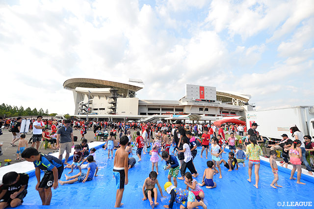 スタジアム前にぴちゃぴちゃ広場が登場！水遊びでクールダウン【明治安田Ｊ１ 第21節 浦和vs名古屋】