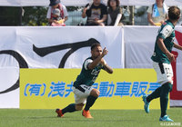 前半3分、ジオヴァンニ(#10)が味方の折り返しをバイシクルシュートでネットを揺らし、相模原が幸先よく先制【明治安田J3 第19節 岩手vs相模原】