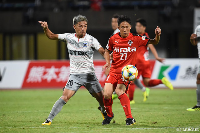 激しい競り合いをみせる中山 雄登（熊本）と垣根 拓也（秋田）【明治安田Ｊ３ 第19節 熊本vs秋田】